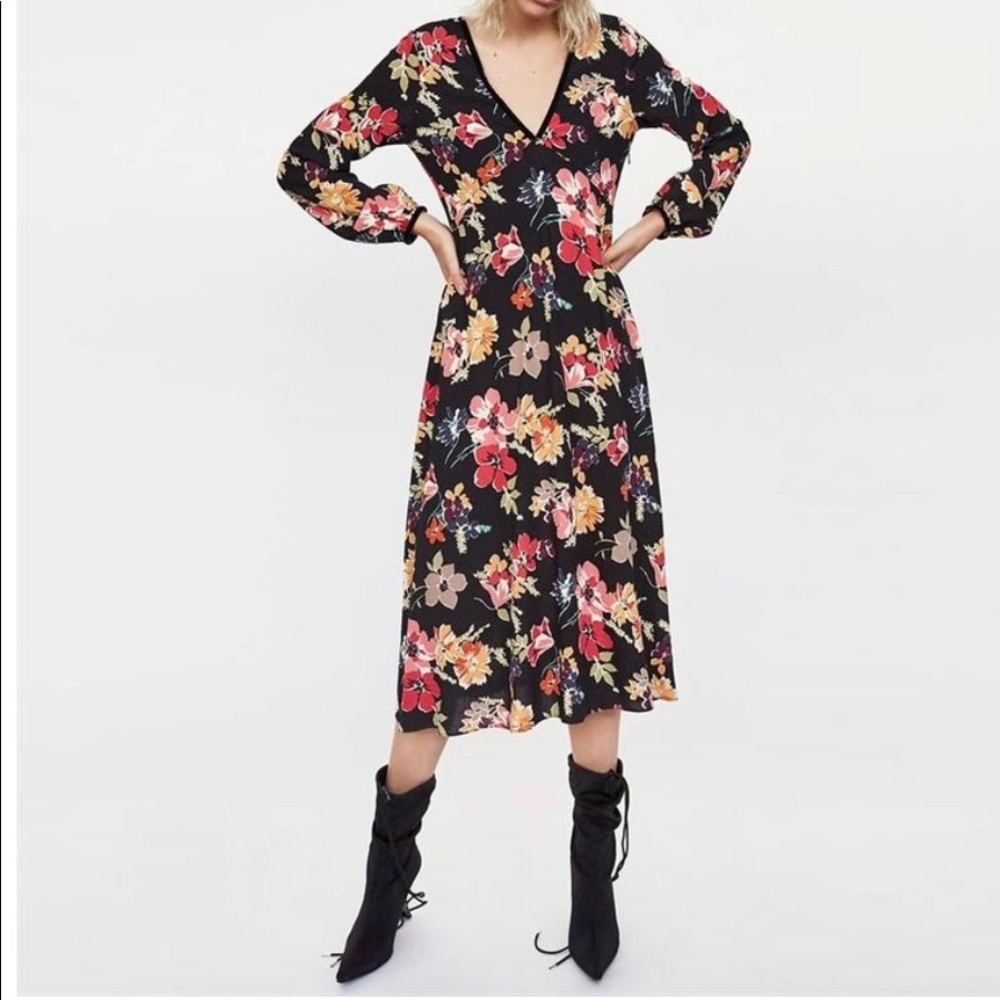 Never worn.Zara.XS.Velvet around collar ‘n sleeves